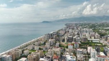 Akdeniz kıyısındaki bu konut kompleksinin sunduğu huzurlu yaşam tarzını araştırın..