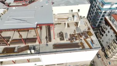 Büyük bir ticaret kompleksinin inşaatında geleceğin yerden yükselişini izleyin..