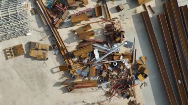 Genişleyen yeni bir alışveriş kompleksinin temellerinin atıldığı genel manzara.