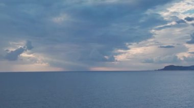 Hava görüntülerinde büyüleyici bir Akdeniz manzarası güzel bulutlu, mavi bir günbatımı var..