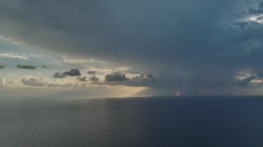 Akdeniz 'de mavi renkli bulutlu bir günbatımının rahatlatıcı etkisini yaşayın..