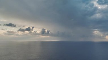 Mavi renkler, Akdeniz üzerinde bulutlu bir günbatımının güzelliğini arttırır..