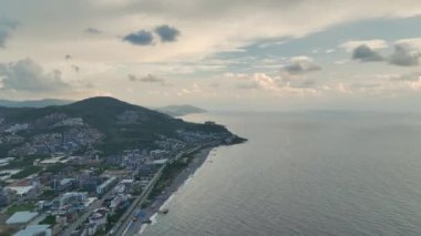 Akdeniz 'in üzerindeki bulutlu günbatımında gökyüzü mavinin tonlarını gösteriyor..