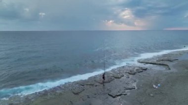 Akdeniz 'de gün batımında mavinin gölgesinde akşam huzuru yakalanır..