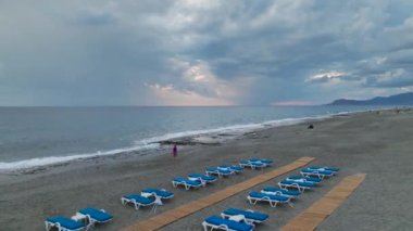 Alacakaranlık çökerken, bulutlar Akdeniz 'in üzerinde mavi renkli bir günbatımında toplanır..