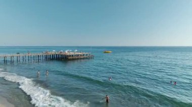 İnsansız hava aracı heyecan verici deniz paraşütü ve jet ski maceralarını yakalar, yaz ruhunu somutlaştırır..