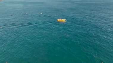 Yukarıdan çekilen aktif yaz denizleri, eğlenceli jet ski ve paraşütle atlama içeriyor..