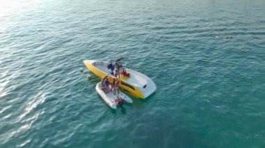 Yüksekten uçan deniz paraşütü ve dinamik jet ski bu klipte sahile hayat getiriyor..