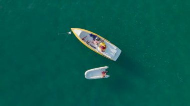 Havadan muhteşem bir deniz paraşütü ve jet ski gösterisiyle yaz su festivaline dalın..