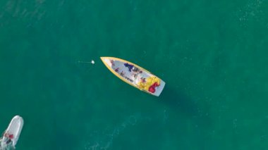 Mavi deniz maceralarını jet-ski ile keşfetmek ve sersemletici hava berraklığında SUP biniş.