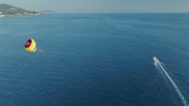 Deniz kenarındaki yaz eğlencesinin tadını çıkarın. Yukardan görünen jet ski ve sakinleştirici SUP ile..