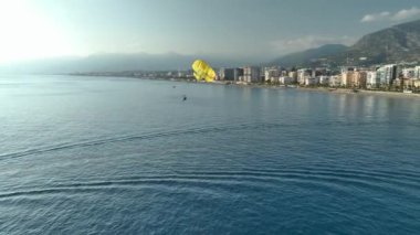 Heyecan verici deniz paraşütü, gökyüzünden yakalanan bu okyanus maceralarında rahatlatıcı SUP ile buluşur..