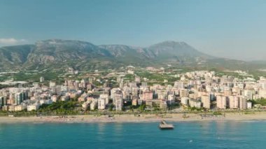 Bu deniz maceralarıyla yaz boyunca süzülür ve at sürerim. Paraşüt ve jet ski içerir..