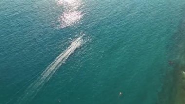 Aerial View 4K: Jet Ski Maceraları, Yaz Denizi 'nde Hızlanma