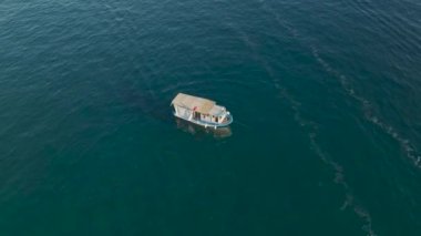 Jet ski 'nin havadan çekimleri heyecan verici, yaz güneşinin altında eğlence dalgaları sergiliyor..