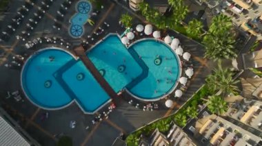 Bir Akdeniz otelinin havuz manzarası sonsuz havuz, deniz ufkuyla pürüzsüz bir şekilde birleşiyor..