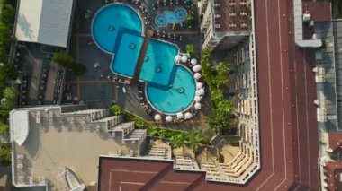 Akdeniz manzaralı bir otel havuzuyla deniz kenarındaki lüksü keşfedin..