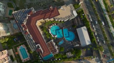 Akdeniz kıyısındaki görkemli bir havuz kenarındaki sahil cazibesini tecrübe edin..