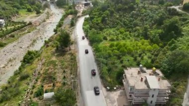 Yoğun ormanların etrafındaki zorlu yollarda jiplerin gezinişini yukarıdan izleyin..