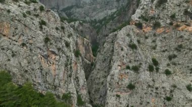 Sapadere Kanyonu 'nun üzerinden uçun ve yeşil ormanların ve kayalık uçurumların çarpıcı zıtlığına tanık olun..