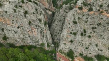 Sapadere Kanyonu 'nun sık ormanlarının büyüleyici yeşilliklerini kuş bakışı bir bakış açısıyla keşfedin..