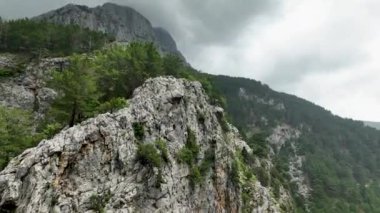 Sapadere Kanyonu 'nun yeşil gizeminde, canlı ormanlarla çevrili bir hava yolculuğuna çık..