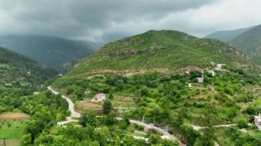 Büyüleyici bir dağ köyünü keşfedin yukarıdan yemyeşil bir orman ile çevrili.