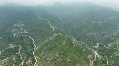 Dağ ormanlarının derin yeşillikleri tarafından kucaklanan zamansız bir köyün üzerindeki hava dinginliği..