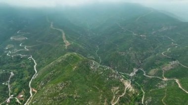 Bu köy yemyeşil dağların kalbinde saklı, çarpıcı hava detaylarıyla gözler önüne seriliyor..