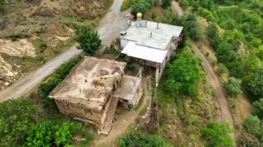 Dağ ormanlarının yeşil harikalar diyarına kurulmuş bir köyün hava büyüsünü tecrübe edin..