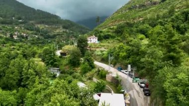 Dağ köyü, yukarıdan görünen yoğun bir yeşil orman içinde bir vaha gibi görünür..