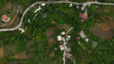 Bu çarpıcı hava manzarasında yemyeşil ormanlarla çevrili gizli bir dağ köyü keşfedin..