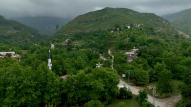 Dağ ormanlarının yoğun yeşillikleriyle çevrili antik bir köyün cazibesine tanık olun..