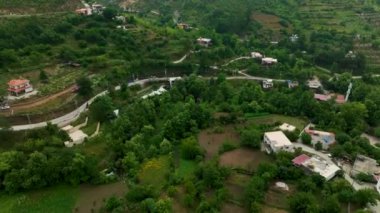 Yalnız bir alp köyü yeşil bir yalnızlık içinde oturur, doğanın gizlediği..