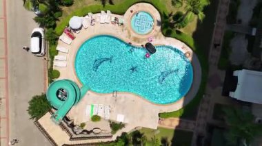 Lüks bir konut kompleksinin içine yerleştirilmiş sakin bir göl manzarası..