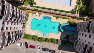 Göz kamaştırıcı bir gök mavisi havuzu, bu özel konutta canlı bir süs görevi görüyor..