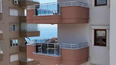 Akdeniz yerleşim alanlarını kuş bakışı gören bir deniz manzarası keşfedin..