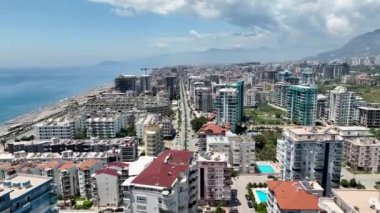 Hava görüntülerinde Akdeniz boyunca sakin ve lüks kıyı evleri gösteriliyor..