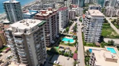 Işıl ışıl masmavi bir havuz manzarası üst düzey bir konut kompleksinin lüksünü vurguluyor..