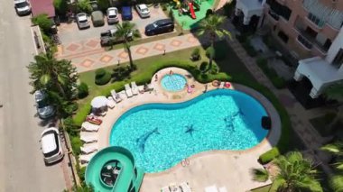 Toplum havuzu bu yerleşim alanındaki sosyal yaşamın canlı merkezi olarak uğulduyor..