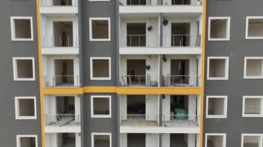 Deniz kenarındaki bir gökdelendeki inşaat faaliyetleri senfonisi, ön cephe çalışmaları üzerine odaklanıyor..