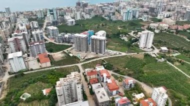 Yeni gökdelenler inşa eden bu Akdeniz kıyısı şantiyesi faaliyet ile uğulduyor..