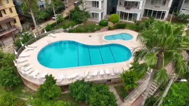 Akdeniz boyunca uzanan bir inşaat mucizesi, göz kamaştırıcı dış görünüşüyle yükselen bir gökdelen..