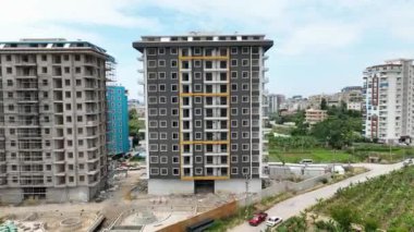 Akdeniz 'in gökdelen inşaatında yenilikçi cephe çalışması, yukarıdan ele geçirildi..