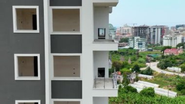 Akdeniz 'in üzerinde görkemli bir gökdelen inşa ediliyor. Modern bir yapı manzarası..