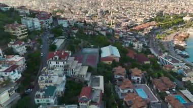 Alanya 'nın sahil güzelliğini kucaklayın 4K' daki davetkar sıcak gezinti güvertesinin üzerinde süzülürken.
