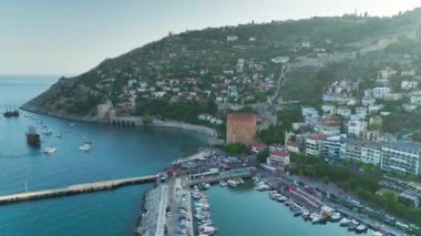 4K 'daki samimi sahil manzarasıyla Alanya' nın kıyı sükunetini keşfedin..