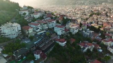 4K 'daki samimi sahil manzarasıyla Alanya' nın kıyı limanını gözler önüne serdi..