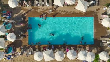 4K 'daki bir sahil kulübünde sakin bir havuz manzarası olan Akdeniz kıyısında huzur bul..