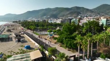 Akdeniz kıyısındaki bir oyun parkında eğlenmeye dalın, büyüleyici 4K 'da yakalandınız..